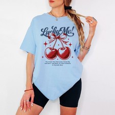 Camiseta Lucky Me Cherries Mujer Gráfica Suerte Positiva Afirmación Estilo Retro