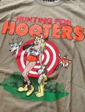 Camiseta unisex de manga corta Hunting For Hooters Sand estilo clásico
