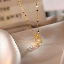 Elegante collar botella perfume