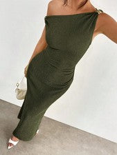 Maxivestido verde militar con hombro asimétrico