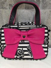 Bolsa de maquillaje cosmético Betsey Johnson grande rosa con lazo corazón para mujer