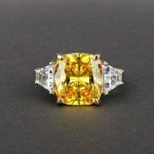 Anillo de compromiso de tres piedras citrino amarillo corte cojín 3 quilates acabado oro blanco 14K