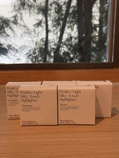 Iluminador táctil sedoso con luz positiva de belleza rara ~ Elige tu tono ~ Nuevo en caja