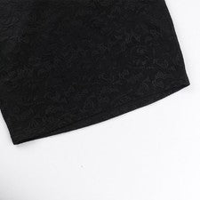 Vestido de mujer negro de moda con elegantes mangas largas y ribete de encaje