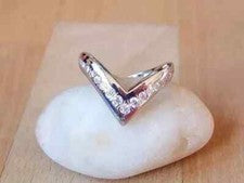 Alianza de boda real moissanita 1,50 quilates corte redondo curvado enchapado en oro blanco de 14 quilates