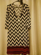 "Vestido Tacera pequeño para mujer, negro, bronceado y rojo estampado Cheveron, cremallera frontal, nuevo sin etiquetas"
