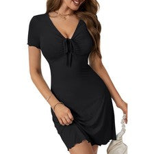 Mini vestido negro pequeño de manga corta con cuello en V acanalado para mujer