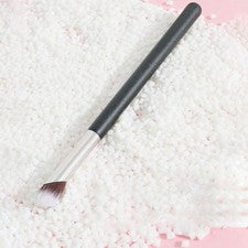 Base y corrector Beauty Brush maquillaje detalle bajo ojos en ángulo