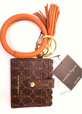 NANETTE LEPORE: TARJETERO PULSERA Y LLAVERO. TAN/BRN. VEGANO. OFERTA $30