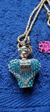Nuevo Collar Betsey Johnson Botella de Perfume Julieta Estrás Azulado Coleccionable