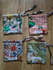 RARO NUEVO CONJUNTO DE 4 BOLSAS DE REGALO DADOS JOYA DE SEDA Johnny Was Logo Ligero 4X5"