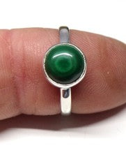 Anillo liso de plata de ley 925 hecha a mano de 8 mm redondo de piedra de malaquita talla I a U