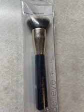 Cepillo base Believe Beauty con mango negro, virola dorada