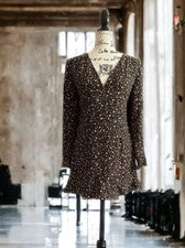 Vestido para mujer ZARA negro estampado floral cuello en V mangas largas acabados con volantes talla S