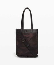 Nuevo con etiquetas Bolso Bandolera Lululemon Now And Always Mini *8L Marrón Camuflaje