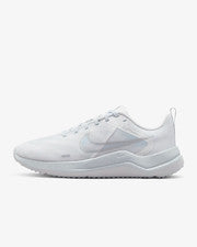 Talla 7.5 - Nike Mujer Downshifter 12 Blanco Metálico Plateado