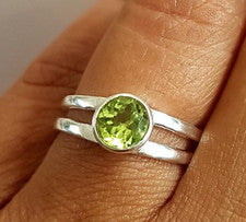 Hermoso anillo de piedras preciosas de peridoto sólido de plata de ley 925 hecho a mano MK*