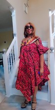 Vestido de sol de mujer africana con un precioso cuello hecho con rafia