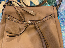 NUEVO CON ETIQUETAS Cuero Auténtico VINCE CAMUTO Bandolera CARTERA CON Bolso Roble Bolsillos con Cremallera NUEVO