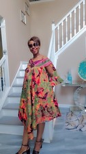 Vestido de sol de mujer africana con un precioso cuello hecho con rafia