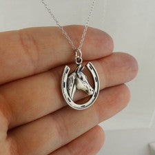 Collar con dije de caballo en herradura - plata de ley 925 - buena suerte ecuestre