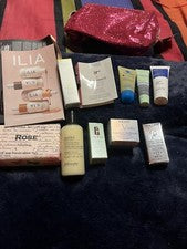 Productos faciales para mujer con bolsa de cosméticos