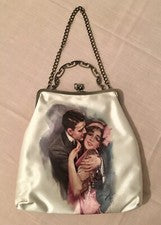 Cartera de mano Harrison Fisher 1913 "Lovers' Embrace", cierre de beso con estrás