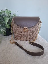 💥Bolso Bandolera Hecho a Mano con Cordón Beige con Solapa de Cuero Sintético y Herrajes en Tono Dorado