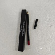 Lápiz delineador de labios de alto pigmento impermeable.