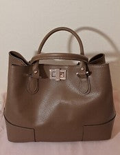 Bolso con doble asa de cuero granulado marrón con correa desmontable, tamaño mediano, 35€