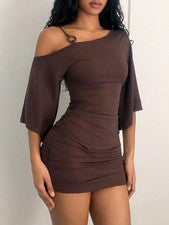 Minivestido entallado con escote asimétrico