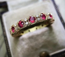 ANILLO NUEVO CHAPADO EN ORO 18K CON HILERA DE PIEDRAS ROJAS RUBÍ Y TRANSPARENTES TODOS LOS TAMAÑOS