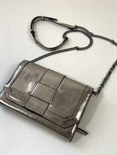 INC Farahh Mujer Bandolera Plateada Convertible Bolso sin asas Cadena Billetera Característica