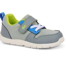 Tenis Tenny See Kai Run Basics para niños pequeños talla 11 grises