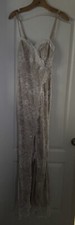 Vestido beige talla pequeña para mujer con encaje color champán y frente abierto dividido