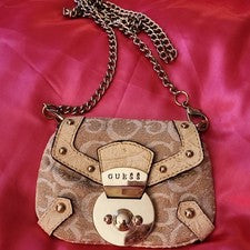 Bolso de Hombro GUESS Beige Logo Tachonado Cadena Tono Dorado Herrajes Para Mujer Pequeño