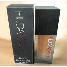 Base líquida mate luminosa Huda Beauty Fauxfilter grano de café 530R