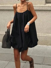 Elegante minivestido negro con tirantes de espagueti