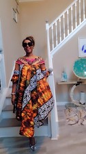 Vestido de sol de mujer africana con un precioso cuello hecho con rafia