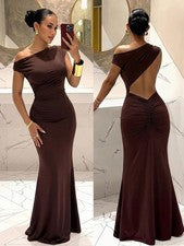 Elegante maxivestido bodycon marrón con escote asimétrico