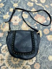 Bolso bandolera INC International Concepts negro con tachuelas