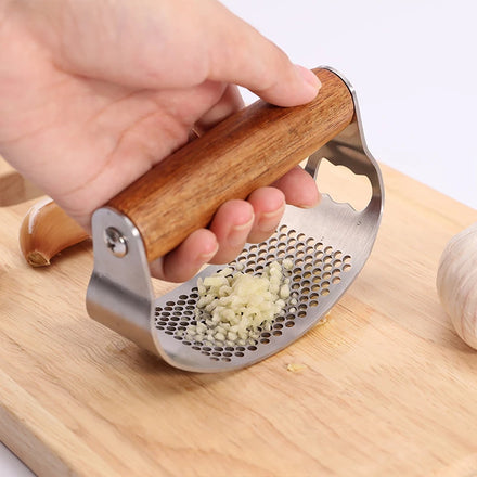 Top Selling Wholesale Manufacturers Round Wooden Kitchen Tool Premium Manual Stainless Steel Garlic Press
