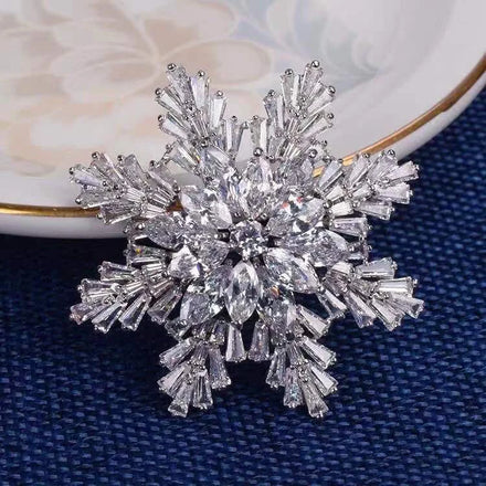 Elegant Temperament Snowflake Brooch Full Diamond Gold Plated Brooches Women Wholesale Exquisite Metal Designer Luxury Brooch