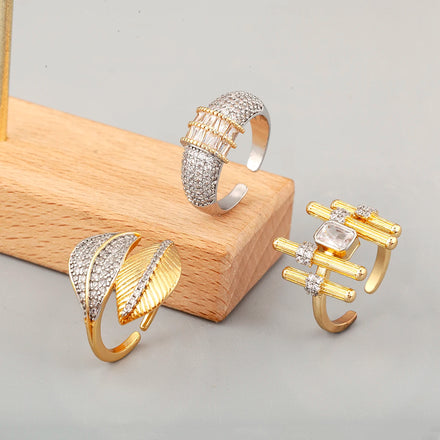 QIKU Wholesale Vintage 18K Gold Plated Copper Ring with Shiny Iced Cubic Zircon CZ Pearls Jewelry for Women Wedding Engagement