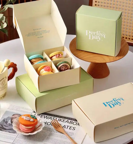 Factory Direct Christmas Box 12 Macarons Cupcakes Donuts Hotdogs-Bakery Paper Box Packaging Divider Matt Lamination Printing