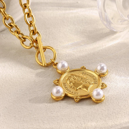 Dreamshow Imitation Pearl Vintage Jewelry Necklace Engraved Queen Portrait Pendant Necklace Gold Plated Stainless Steel Jewelry