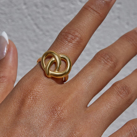 J&D Retro Geometric 18K Gold Stainless Steel Heart-Shaped Alkaline Water Knot Hollow Ring