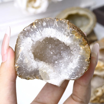 New Products Wholesale Meditation Healing Crystal Hand Carved Natural Agate Geode for Decoration