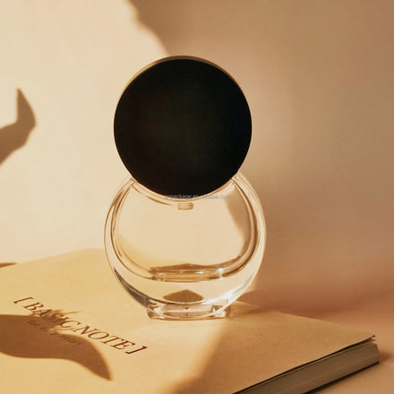Wholesale 30ml Round Shape Luxury Black Glass Bottle Fine Mist Sprayer Fancy Design Customized Spray Bottle Toner Face Cream