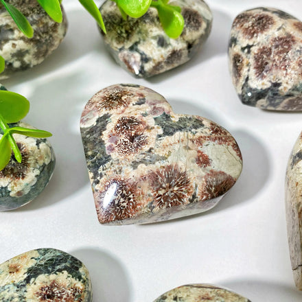 Nature Wholesale Crystal Bulk Carved Exquisite and Beautiful Palm Stone Green Flower Agate Heart for Home Collect